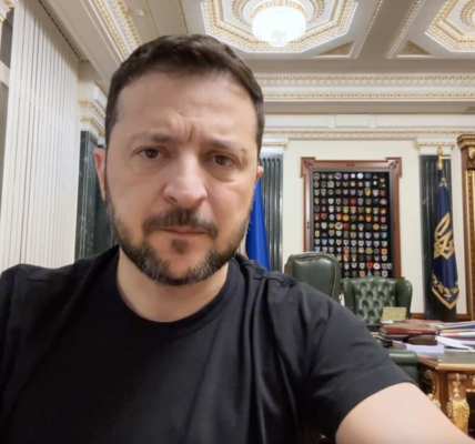Зеленський пообіцяв "активізувати" дипломатію