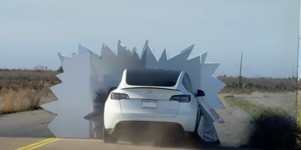 Автопілот Tesla не зміг відрізнити фальшиву дорогу від справжньої