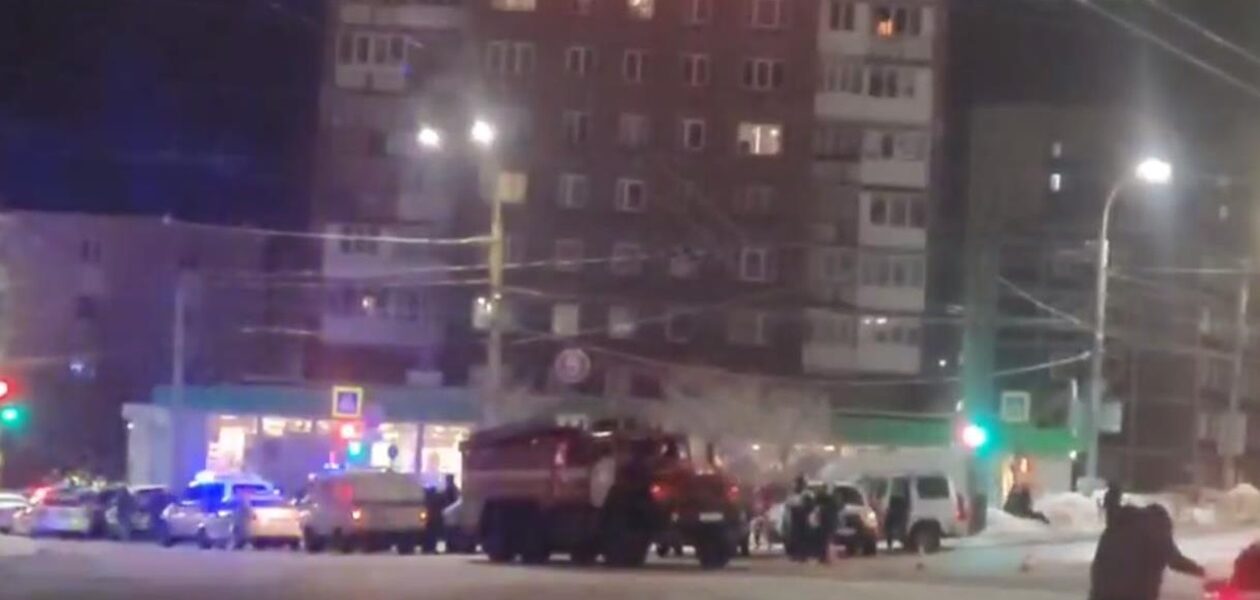 У Мурманську невідомий з даху обстрілює автівки і будинки