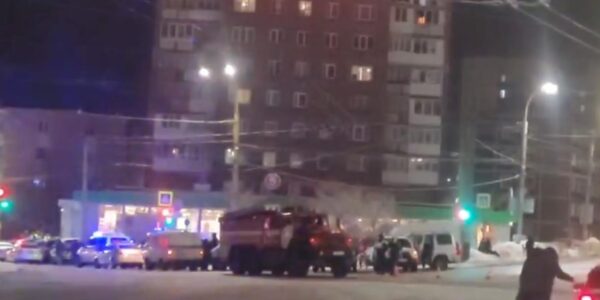 У Мурманську невідомий з даху обстрілює автівки і будинки