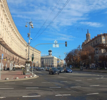 В Києві на Хрещатику почали ремонт покриття: обмежено рух транспорту