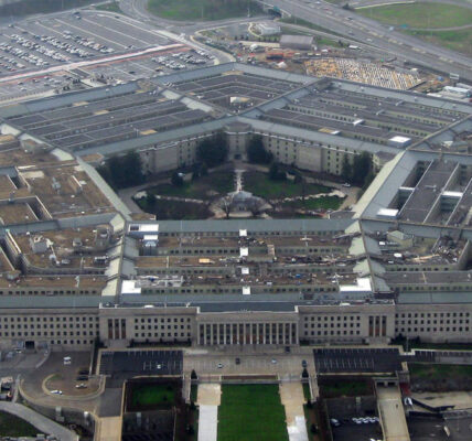 Міністр оборони США підписав меморандум про скорочення цивільного персоналу свого відомства