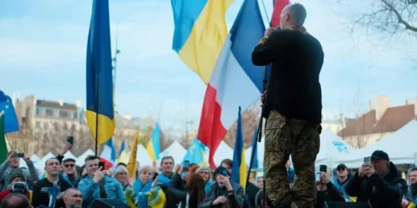Росіяни у Франції влаштовують акції протесту проти ТЦК і Зеленського