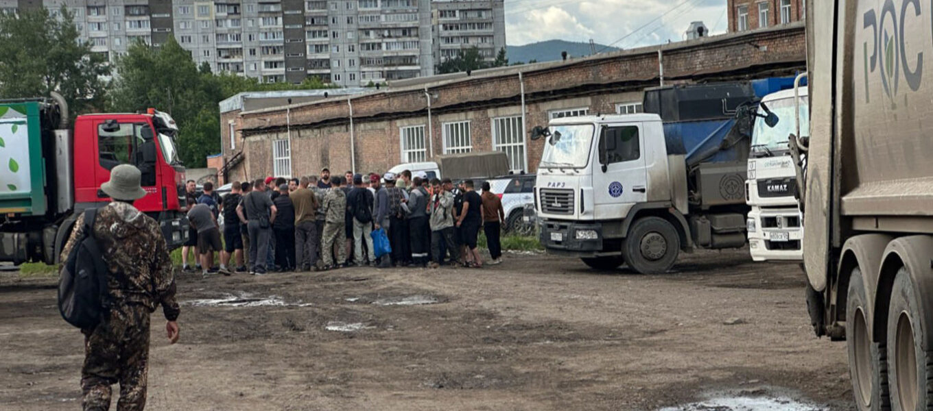 В російському місті виник сміттєвий колапс після страйку водіїв через зниження зарплат