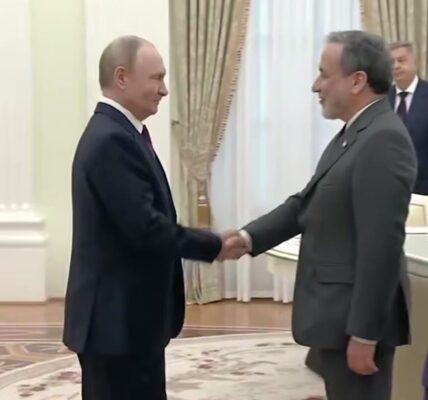 Путін зустрівся з главою МЗС Ірану