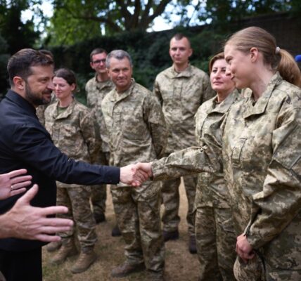 Зеленський і Стармер зустрілися з бійцями ЗСУ, що готуються у Британії