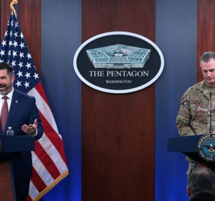 США пояснили, чому призупинили поставки зброї Україні