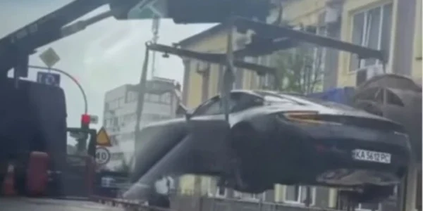 Мережа жартує з комунальника, який наважився евакуювати авто вартістю $250 тис.