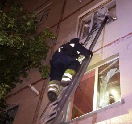 РФ вдарила балістичною ракетою по Харкову: у ДСНС показали фото