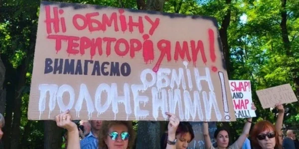 «Ні обміну територіями!» У Києві біля посольства США проходить мирна акція протесту (фото)