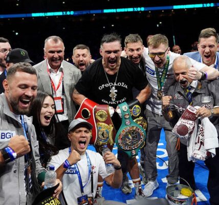 Усик прибув до України після перемоги в реванші