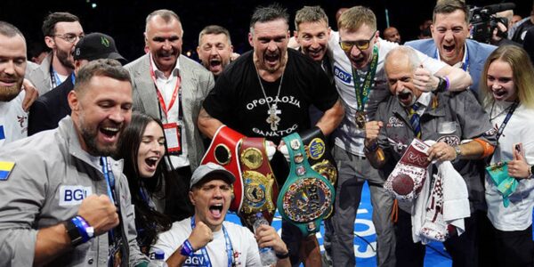 Усик прибув до України після перемоги в реванші