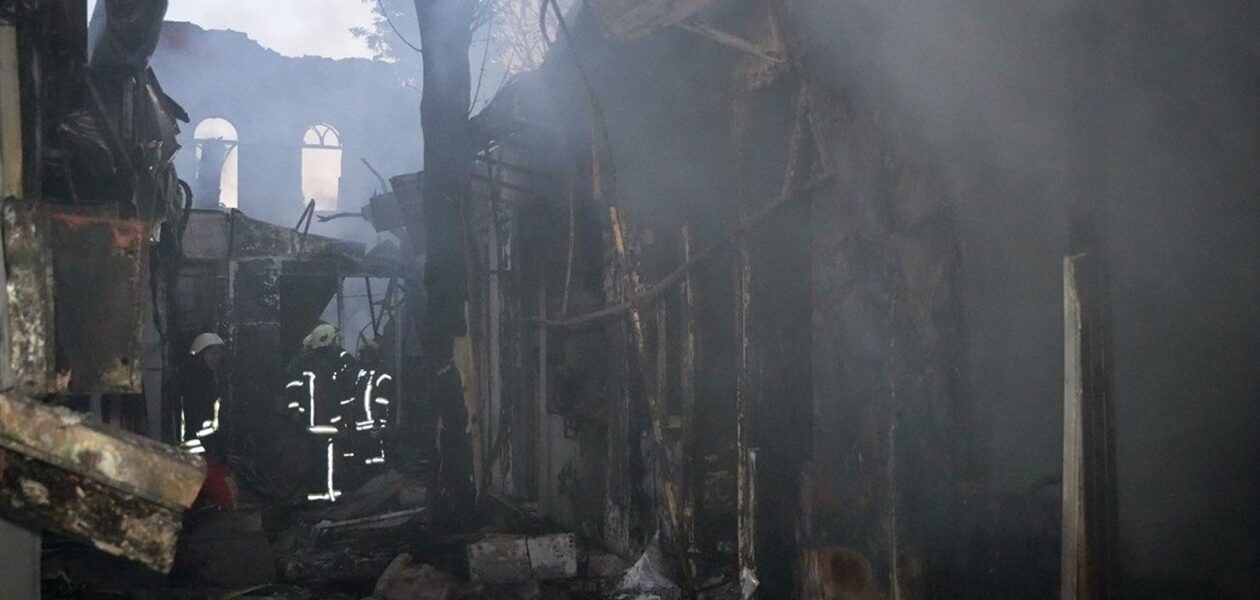 Обстріл Одещини: горіли радіоринок і гуртожиток
