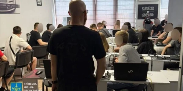 У Києві діяли кол-центри, що обкрадали українців і прославляли Путіна. Прокуратура провела обшуки