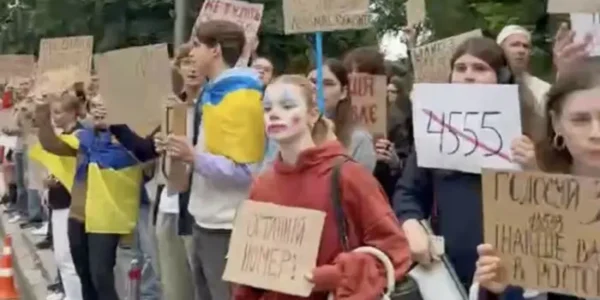 У Маріїнському парку люди вийшли на підтримку законопроєкту про незалежність НАБУ і САП