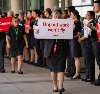 Бортпровідники у Канаді продовжать страйк попри рішення уряду