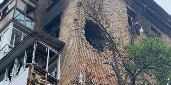 Унаслідок нічного обстрілу величезна діра з’явилася у будинку в Солом