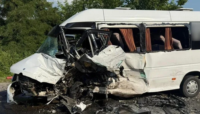 У ДТП на Хмельниччині травмувалося близько 20 людей