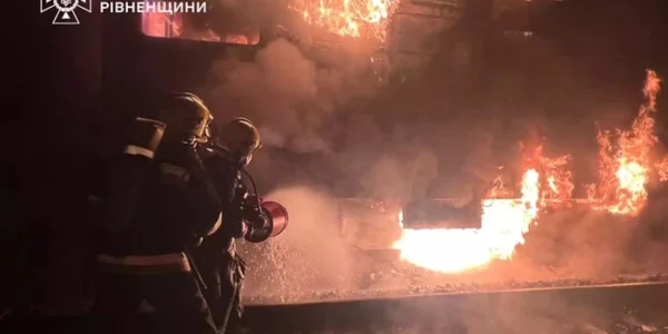 Пожежа знищила секцію електровоза вантажного потяга на Рівненщині (фото)