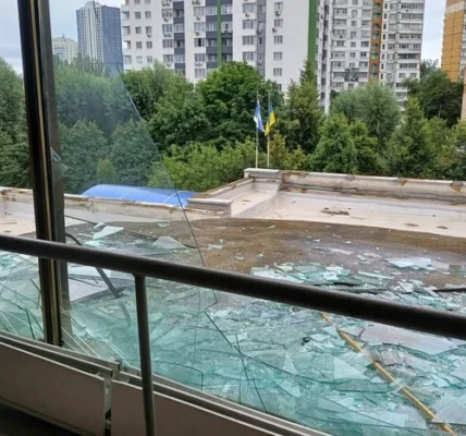 Атака на Київ: пошкоджено корпус Академії праці, соціальних відносин та туризму (фото)