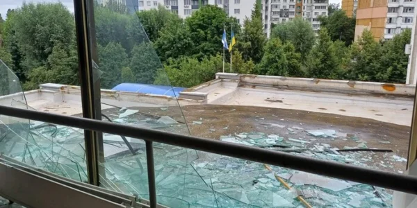 Атака на Київ: пошкоджено корпус Академії праці, соціальних відносин та туризму (фото)
