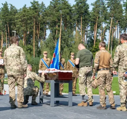 Перше іменне поховання з’явилося на Національному військовому меморіальному кладовищі