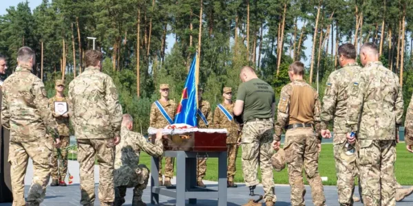 Перше іменне поховання з’явилося на Національному військовому меморіальному кладовищі