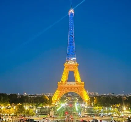 Ейфелева вежа у Франції засяяла жовто-синіми кольорами до Дня Незалежності України