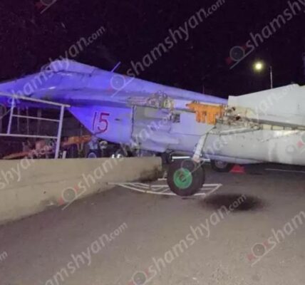 У Вірменії російський винищувач врізався у стовп