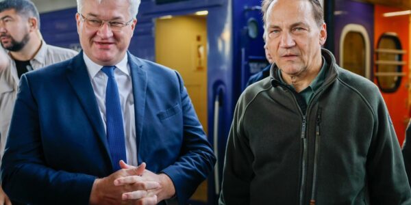 Сікорський прибув у Київ і дав відповідь Трампу