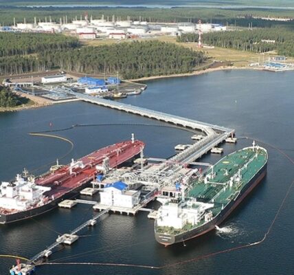 СюжетРФ сколихнули вибухи: куди поцілив рій дронів