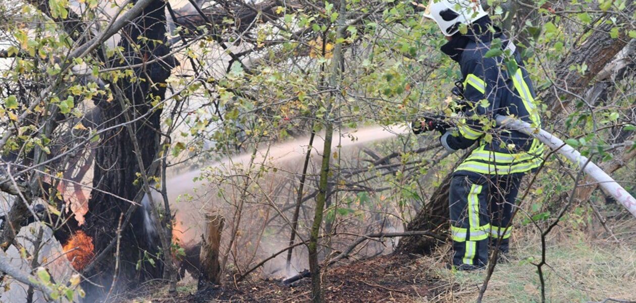 Рятувальники другу добу гасять пожежу на Хортиці
