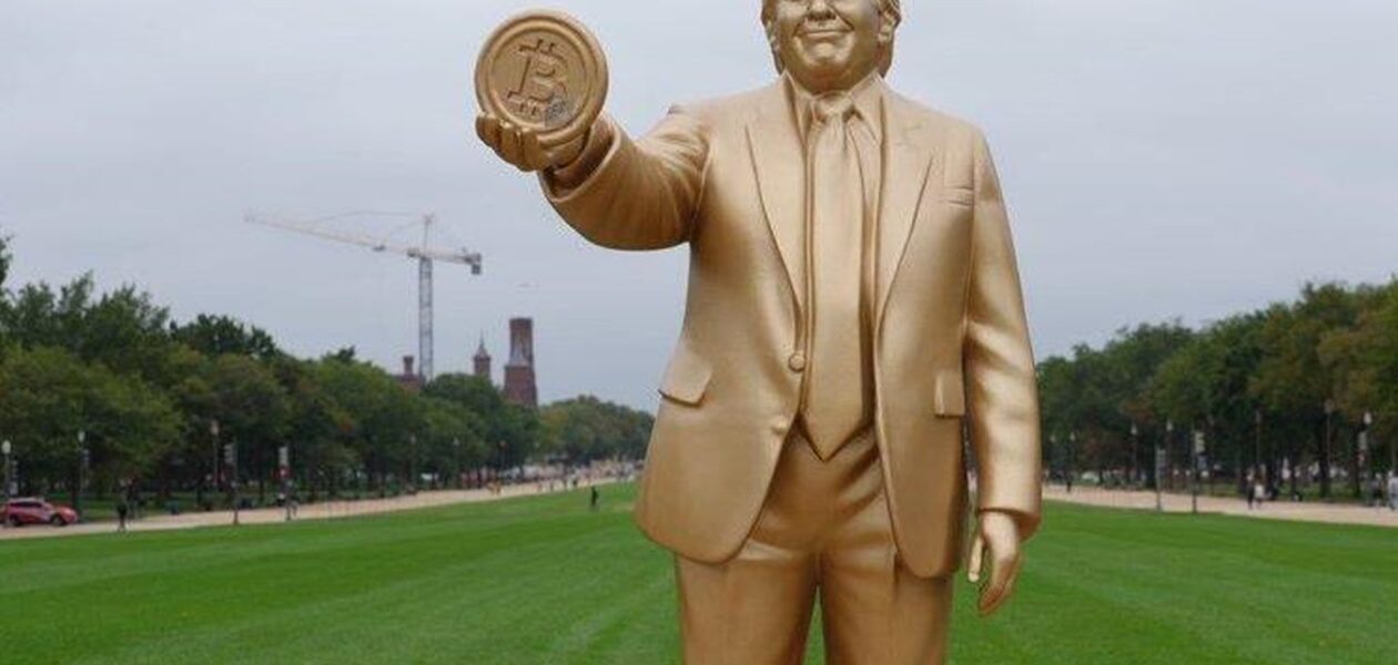 У Вашингтоні встановили "золоту" статую Трампа