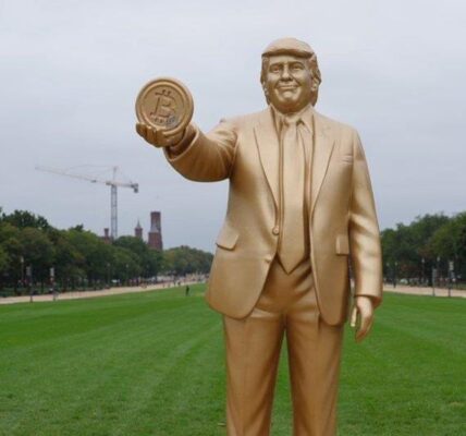 У Вашингтоні встановили "золоту" статую Трампа