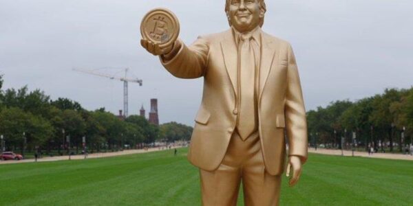 У Вашингтоні встановили "золоту" статую Трампа