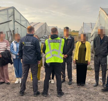 Вербували й експлуатували узбеків: під Києвом виявили ферму з рабами