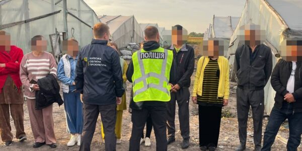 Вербували й експлуатували узбеків: під Києвом виявили ферму з рабами