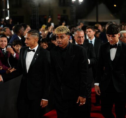 На червоній доріжці Золотого м'яча вболівальники обсвистали Барселону