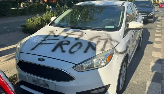 «На фронт». У Вроцлаві вандали розмалювали авто українки (фото)
