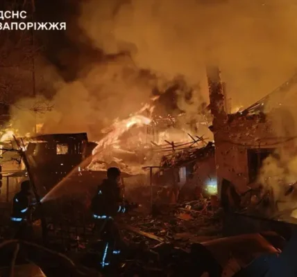 У Запоріжжі внаслідок ракетного удару виникли масштабні пожежі (фото)