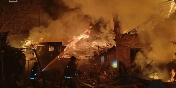 У Запоріжжі внаслідок ракетного удару виникли масштабні пожежі (фото)