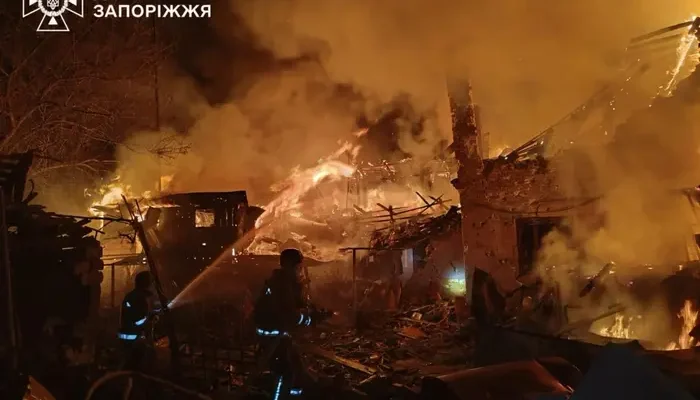 У Запоріжжі внаслідок ракетного удару виникли масштабні пожежі (фото)