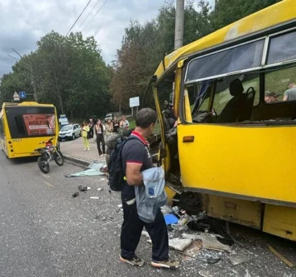 У Києві маршрутка врізалася в автобус, є потерпілі