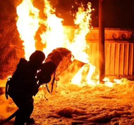 Чернігівщина: РФ вдарила по рятувальниках, коли ті гасили пожежу (фото)