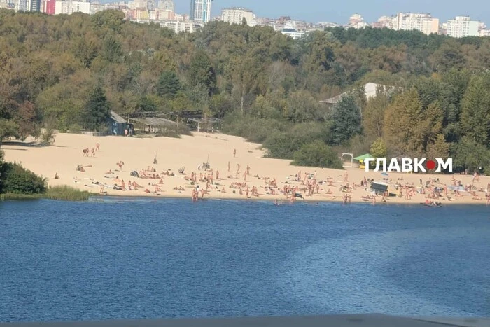 В Україну повернулося літо: що відбувається на київських пляжах