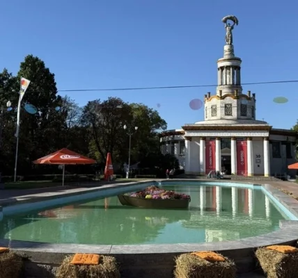 На центральній площі ВДНГ відкрито оновлений басейн (фото)