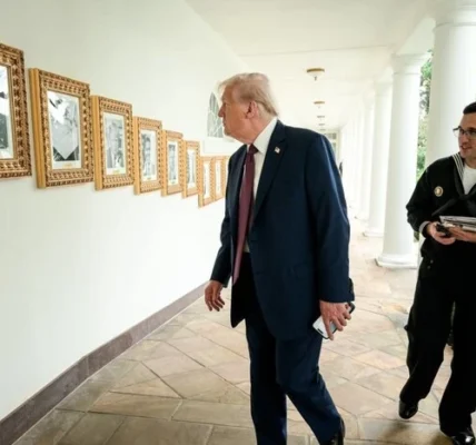 Трамп замінив портрет Байдена на пристрій для автопідпису у Білому домі