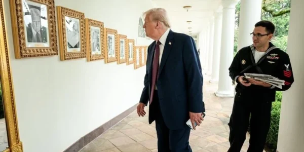 Трамп замінив портрет Байдена на пристрій для автопідпису у Білому домі