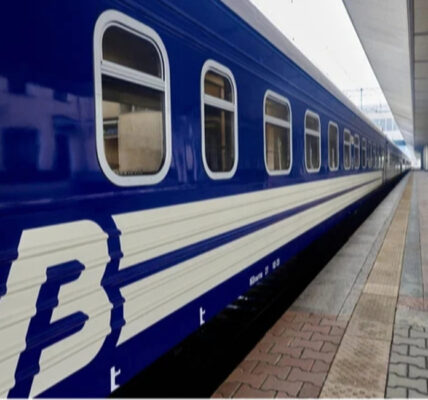 Через обстріли "Укрзалізниця" змінює частину маршрутів