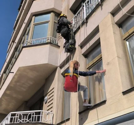 У Києві рятувальники зняли жінку з балкона 11 поверху